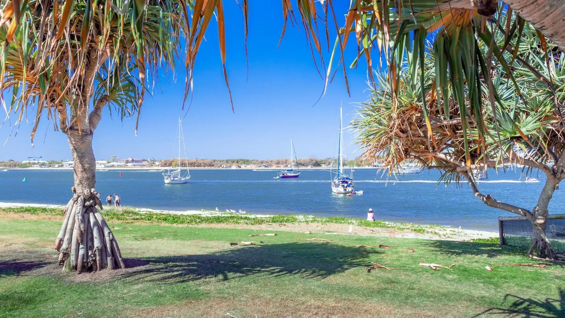 Freshly Renovated Modern Waterfront 1 Bedroom Unit غولد كوست 0*,