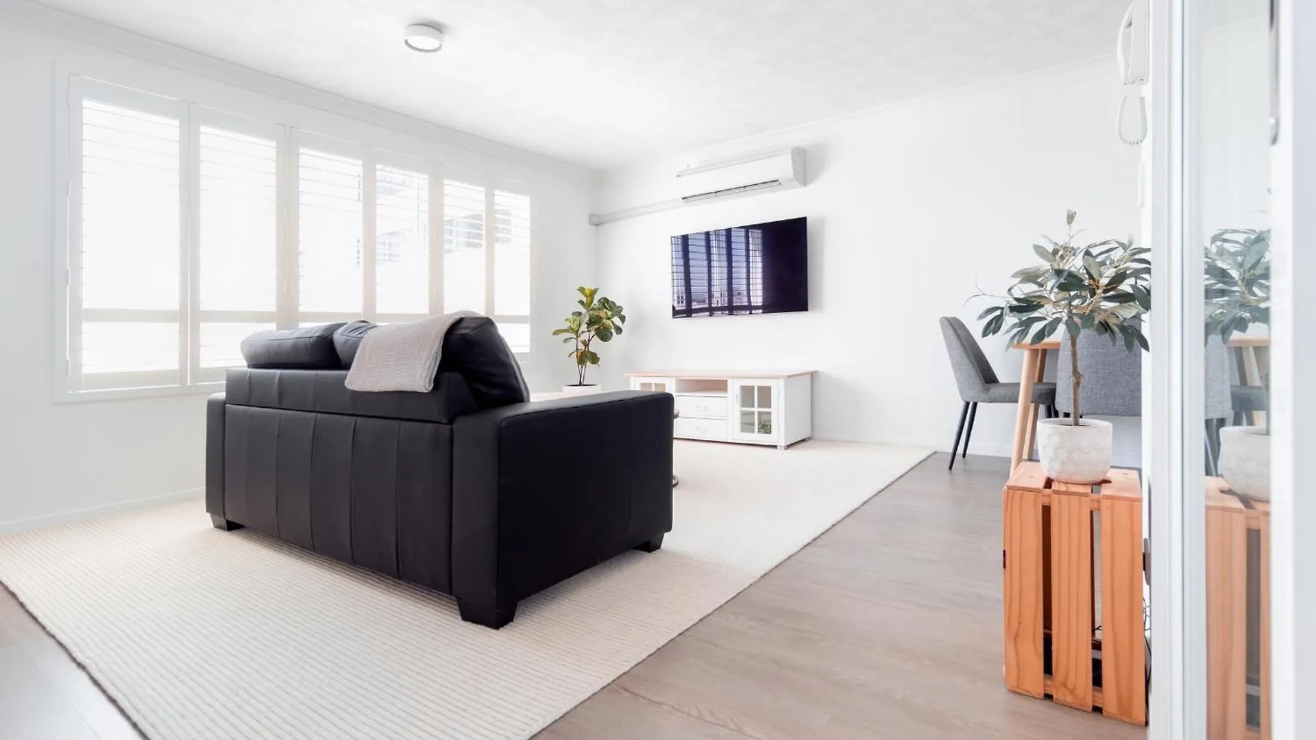 Freshly Renovated Modern Waterfront 1 Bedroom Unit غولد كوست شقة
