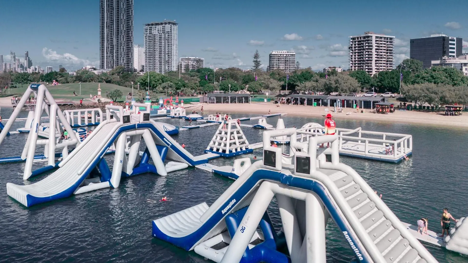 Freshly Renovated Modern Waterfront 1 Bedroom Unit غولد كوست