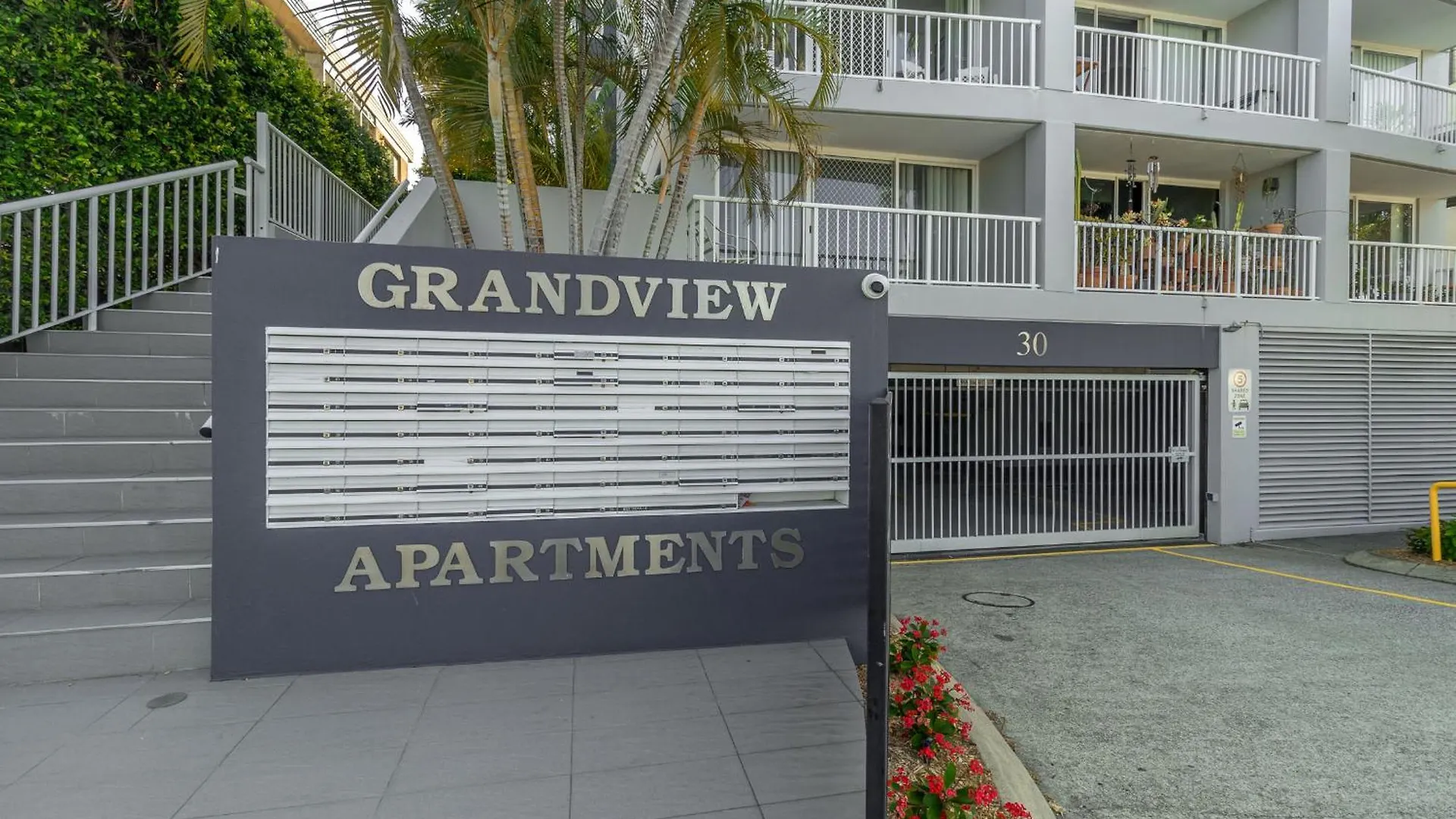 Freshly Renovated Modern Waterfront 1 Bedroom Unit Gold Coast