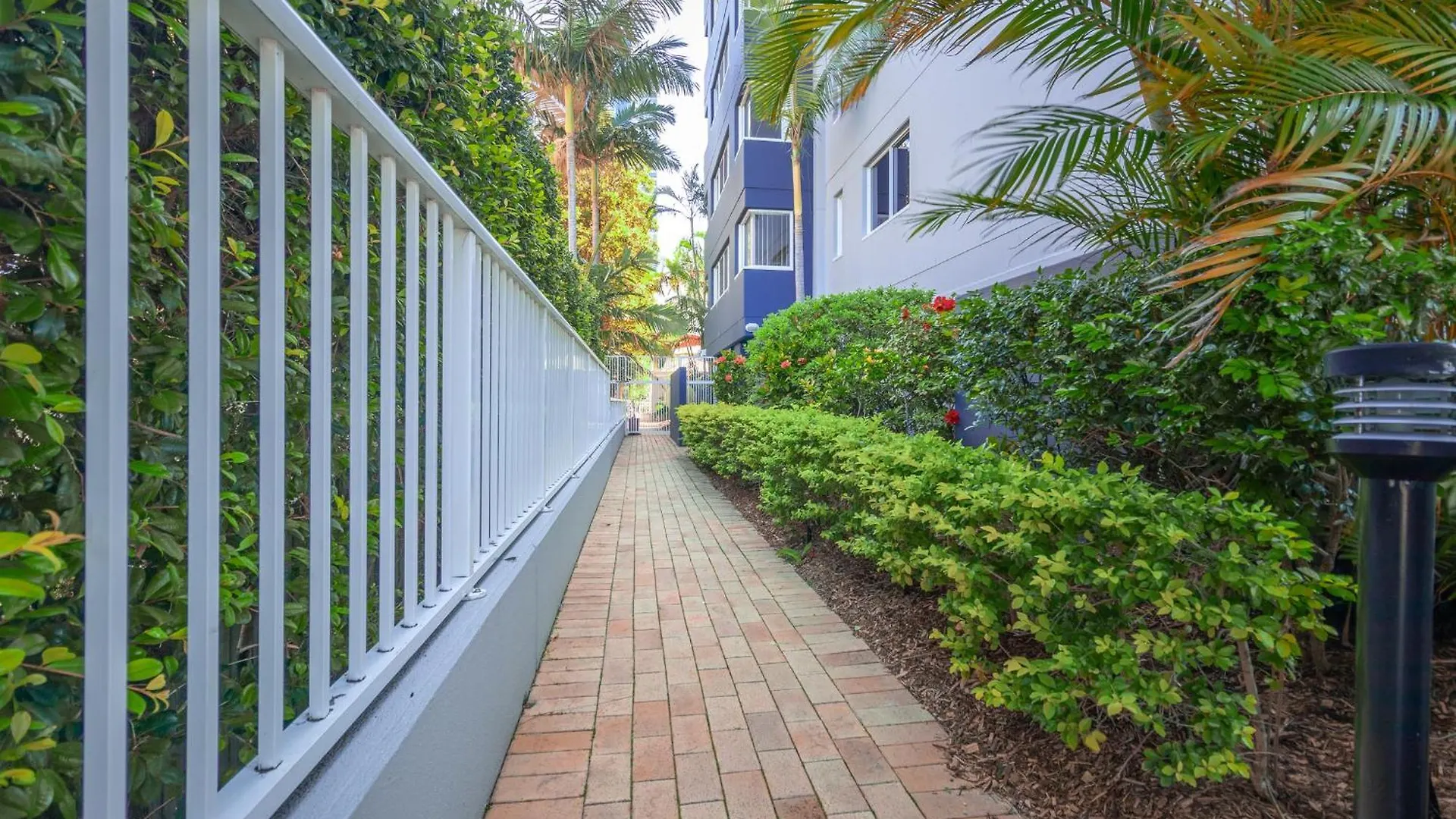 Freshly Renovated Modern Waterfront 1 Bedroom Unit Gold Coast 0*,