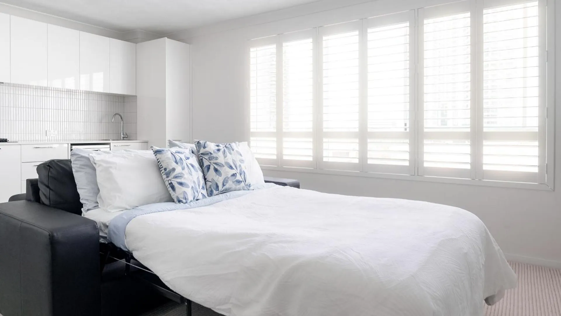Freshly Renovated Modern Waterfront 1 Bedroom Unit Gold Coast