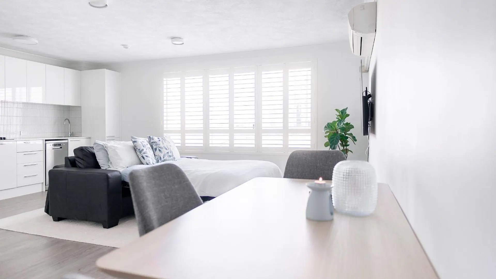 Freshly Renovated Modern Waterfront 1 Bedroom Unit Gold Coast Apartment
