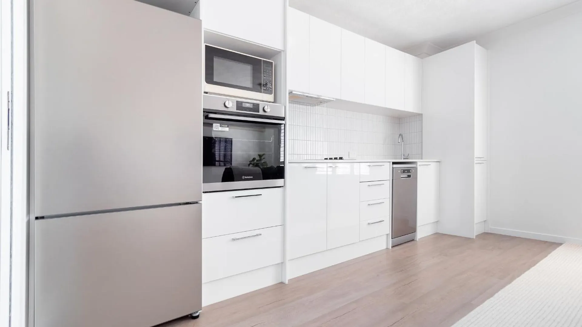 Freshly Renovated Modern Waterfront 1 Bedroom Unit Gold Coast