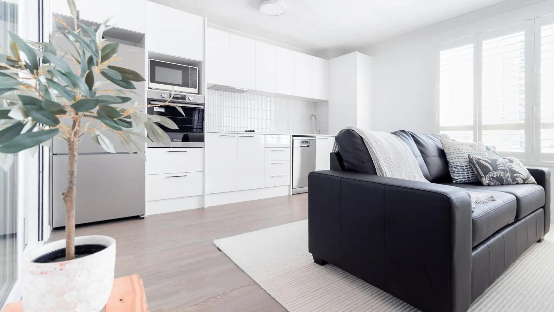 Freshly Renovated Modern Waterfront 1 Bedroom Unit Gold Coast