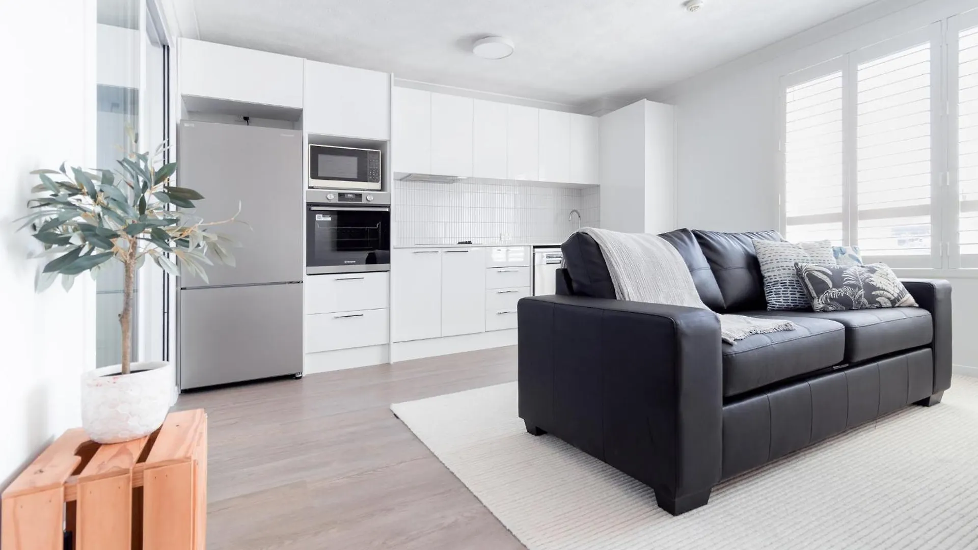Freshly Renovated Modern Waterfront 1 Bedroom Unit Gold Coast